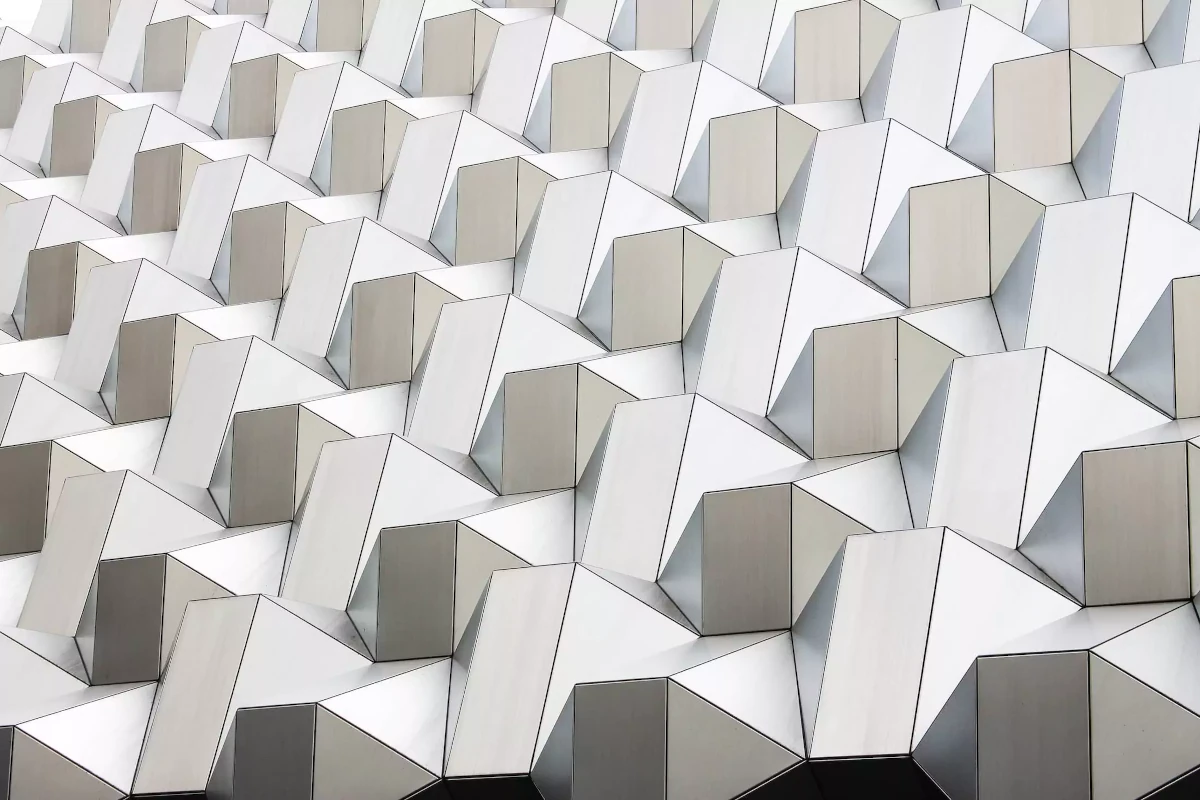 Białe abstrakcyjne dzieło geometryczne z Drezna, Niemiec